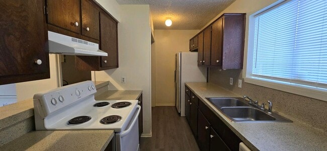 Building Photo - Coming Soon! 2 Bed / 1.5 Bath Townhome in ...