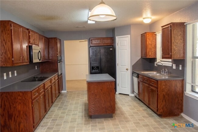 Building Photo - 5510 Shawn Dr
