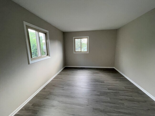 Building Photo - 311 E Forest Knoll Dr