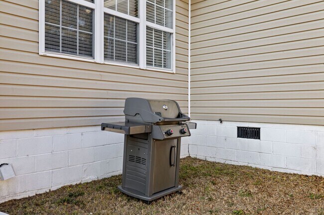 Building Photo - Gorgeous Totally Remodeled 3/2 in Garden C...