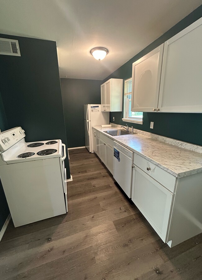 Building Photo - 9335 La Grange Rd