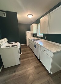 Building Photo - 9335 La Grange Rd