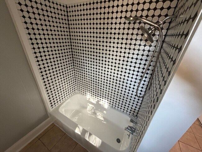 Building Photo - 2 Bedroom Brick House, Covered Porch, Hardwood floors, Central HVAC