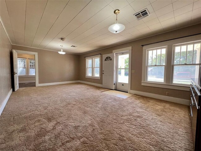 Building Photo - 419 E 6th St