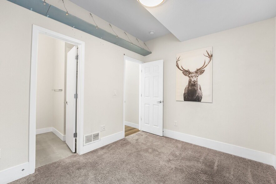 Building Photo - 5642 W 10th Pl