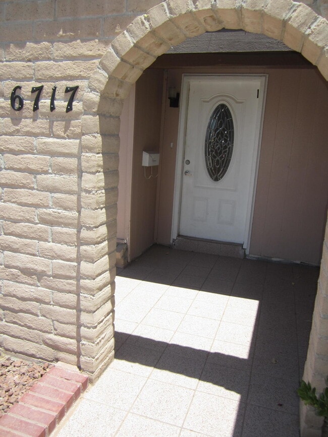 Building Photo - 6717 Southwind Dr