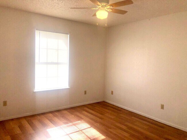 Building Photo - Pre leasing now for 4/1/2026