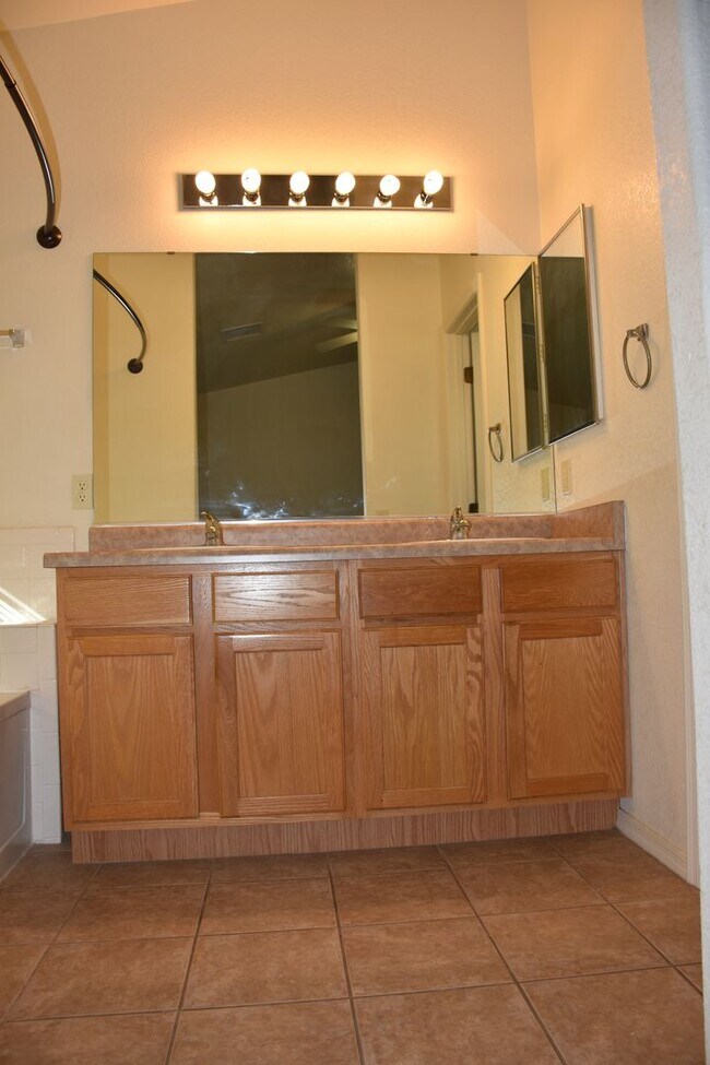 Building Photo - Fabulous Home Close to everything you'll Need in Sierra Vista, Az