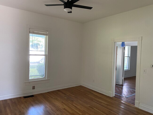 Building Photo - 318 Maple St