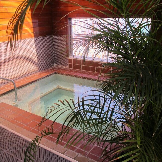 Building Photo - 1250 Golden Cir