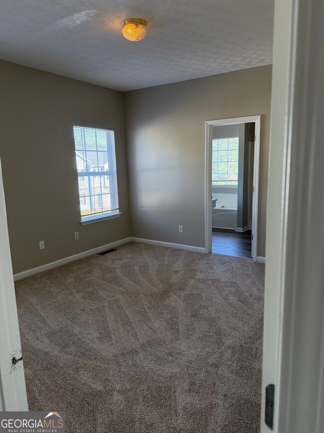 Building Photo - 2500 Lake Royale Dr