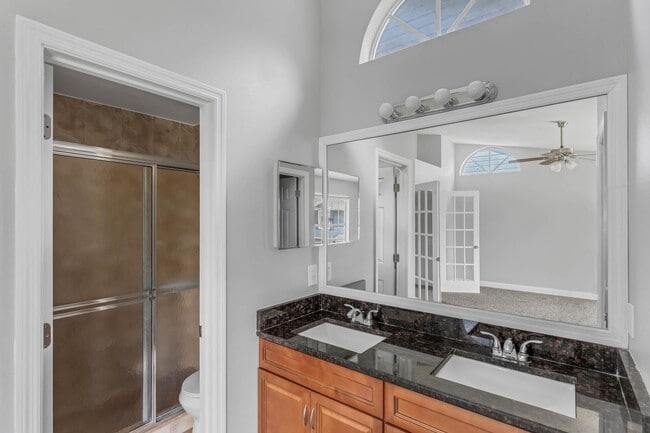 Building Photo - Beautiful 2/2.5 Townhome Near Downtown and...