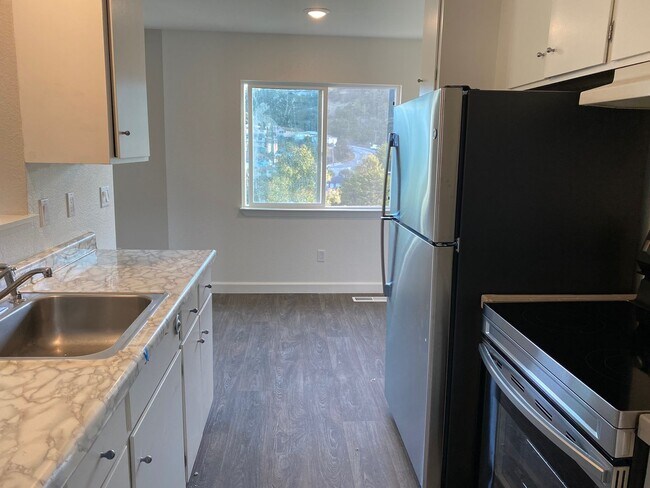 Building Photo - Lewis Ln-409