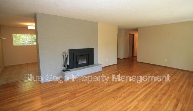 Building Photo - 131 Leslie Ln