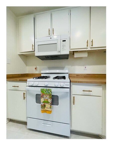 Stove & Microwave included - 1718 Sinaloa Rd