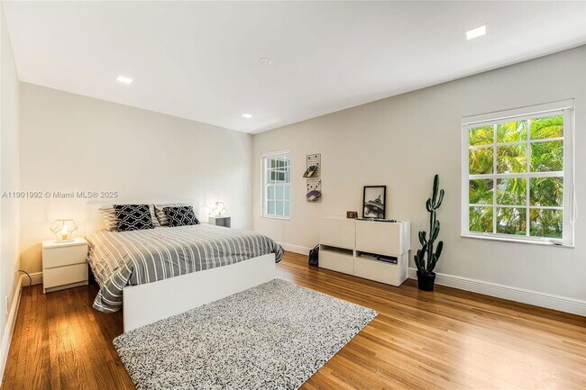 Building Photo - 140 N Hibiscus Dr