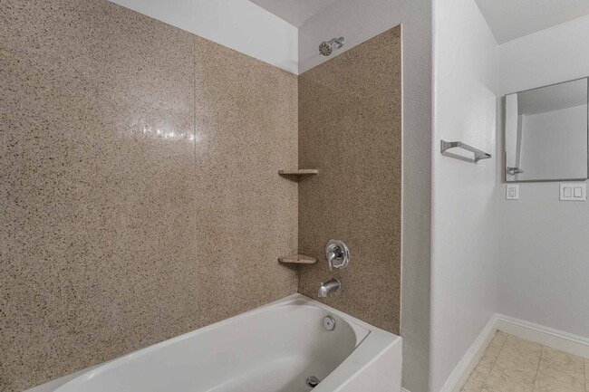 Building Photo - Beautiful Condo with Spacious Layout!