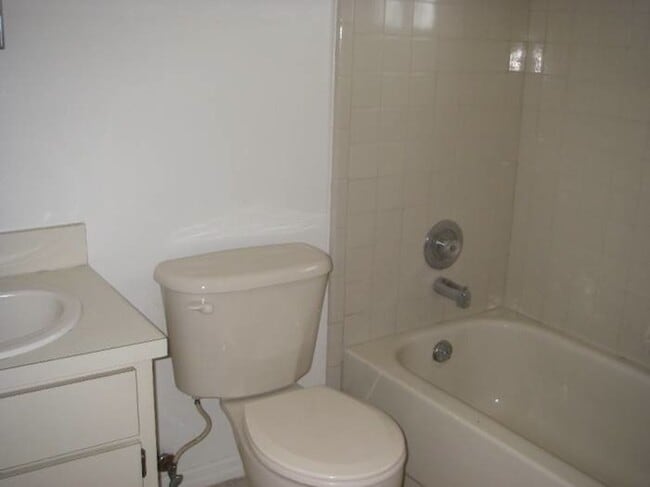 Building Photo - MOVE IN NOW! Orlando- off Dean Rd-2BR/2BA Duplex with fenced in yard. Lawn care included!!Has was...