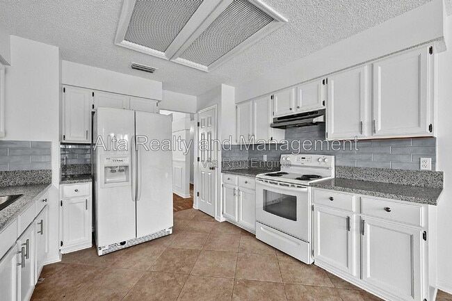 Building Photo - 8426 Country Bend Cir W