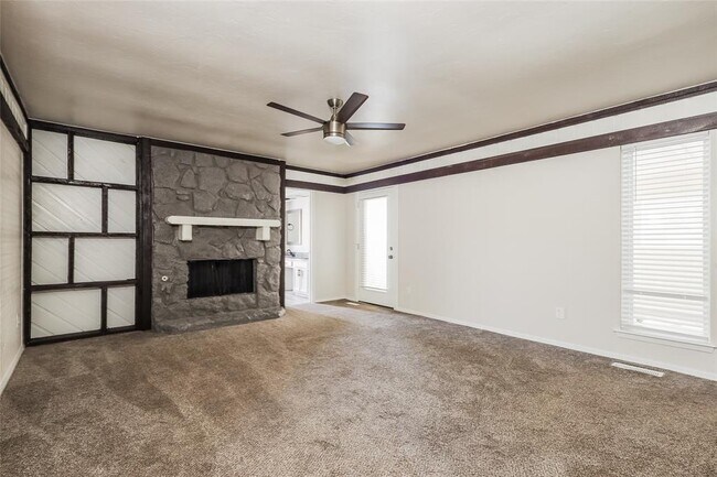 Building Photo - 8829 Parkridge Dr