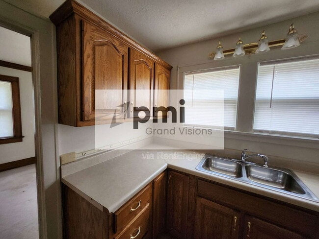 Building Photo - 303 E Kellar Ln