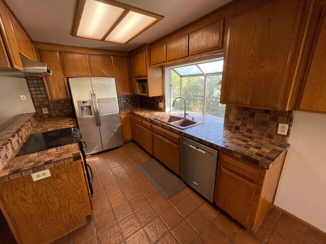 Building Photo - Butte Valley 3 bed 2 bath home, Privacy, n...