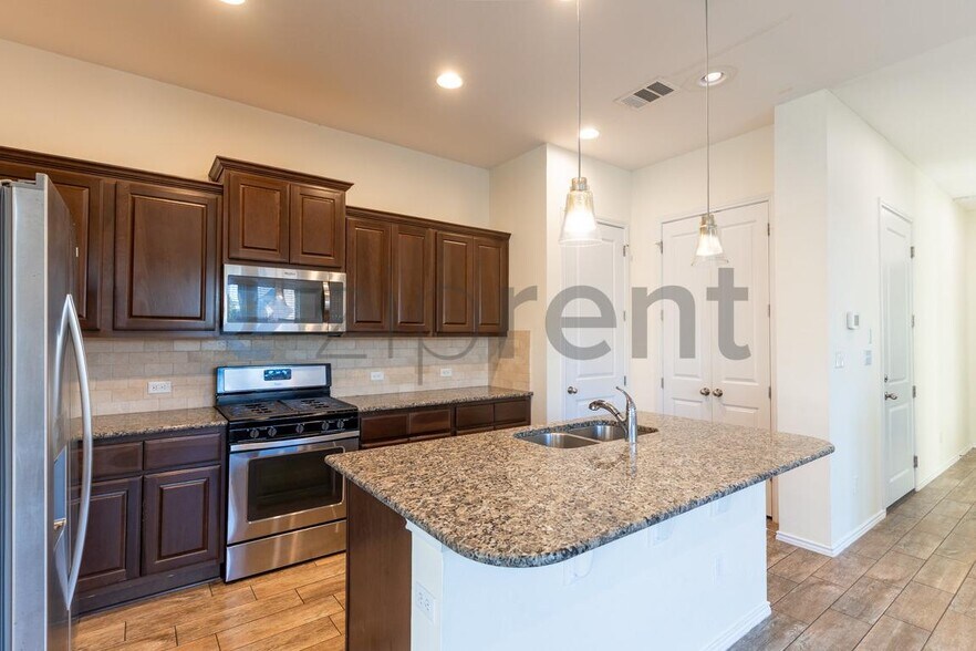 Building Photo - 101 Arctic Cir