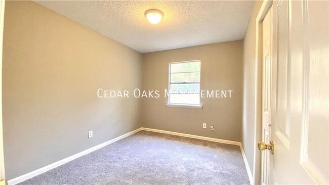 Building Photo - 2400 Dogwood Pl