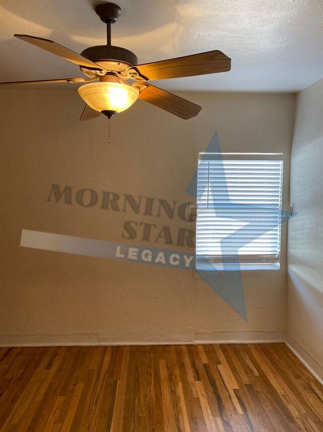 Building Photo - Updated 2 bedroom with refrigerated air!