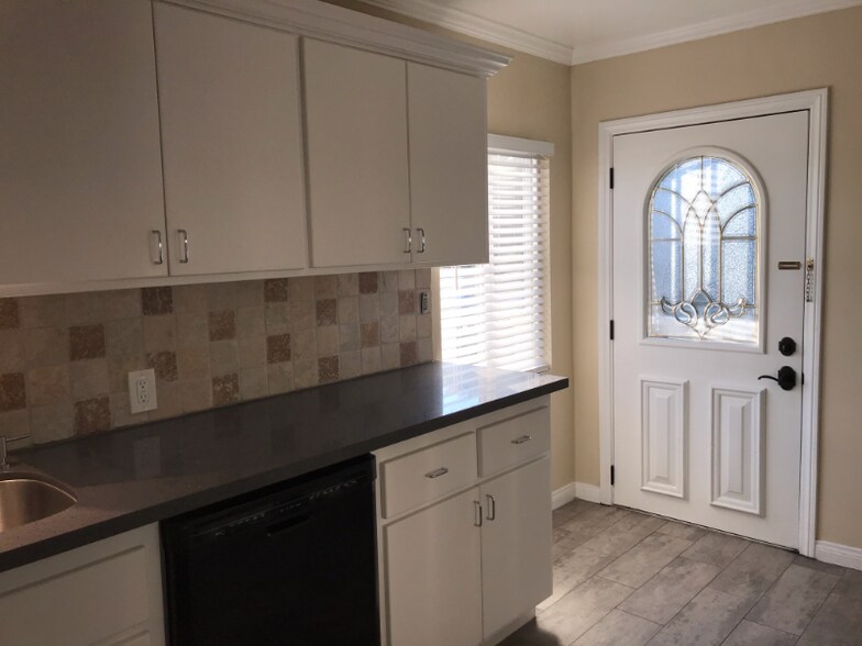 Building Photo - 421 N Ditmar St