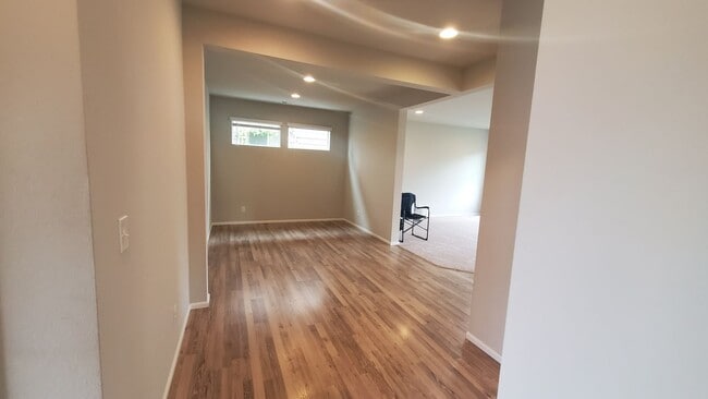 Building Photo - Beautiful Newer Puyallup Home You Will Not...