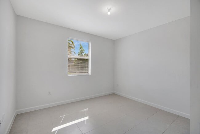 Building Photo - 817 SE 26th Rd
