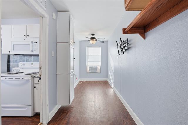 Building Photo - 209 E Lone Star St