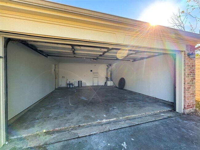 Building Photo - 2315 Windsong Trail