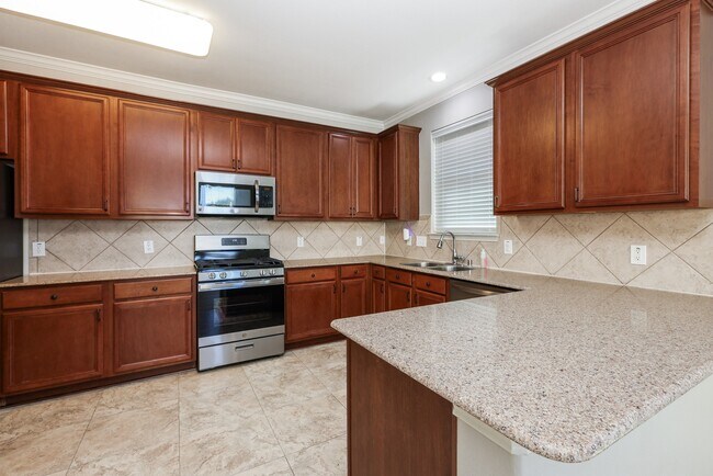 Building Photo - 16021 Summerville Lake Dr