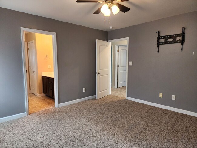 Building Photo - 208 Lockwood Ct