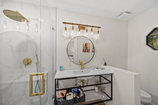 Building Photo - 845 NE Mulberry Dr