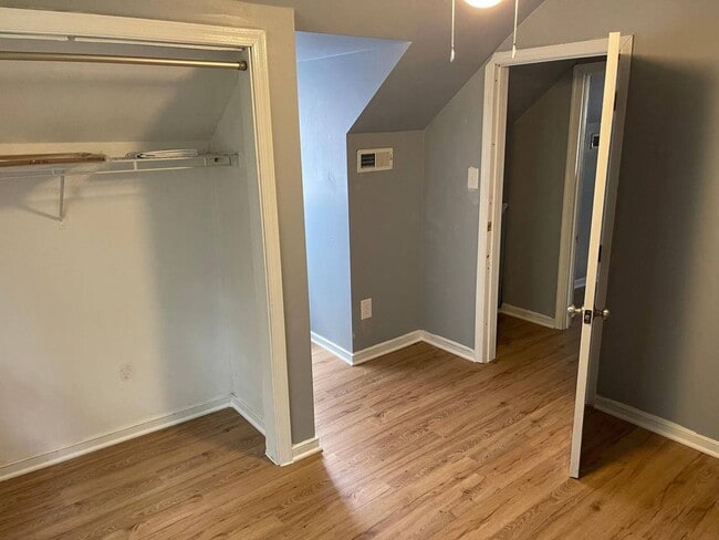 Building Photo - Spacious 3 Bedroom, 1 Bathroom House on quiet street