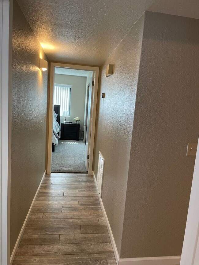 Building Photo - Move in ready condo, ground floor and includes utilities.