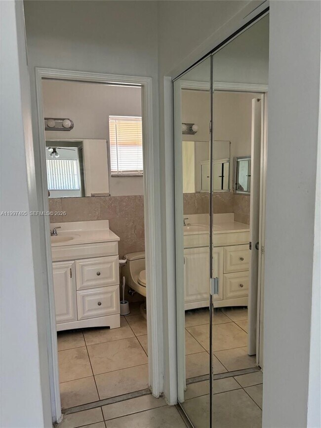 Building Photo - 20200 NE 27th Ct