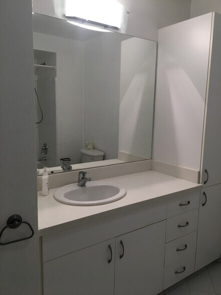 Super clean Baths - 8300 Oceanview Ter