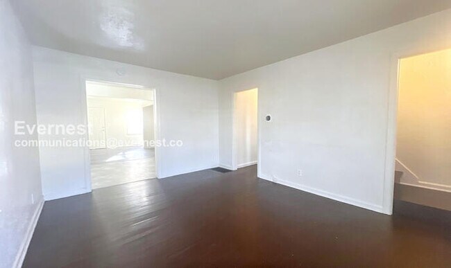 Building Photo - 4 Bed/1 Bath Home with Fenced Yard / Pet-Friendly / Vouchers Accepted / Available Now!