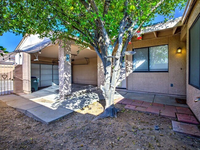 Building Photo - Modern 2 Bedroom 2 Bathroom home with comm...