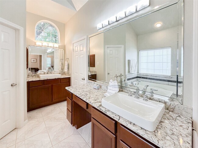 Building Photo - 9402 Brentwood Lakes Cir