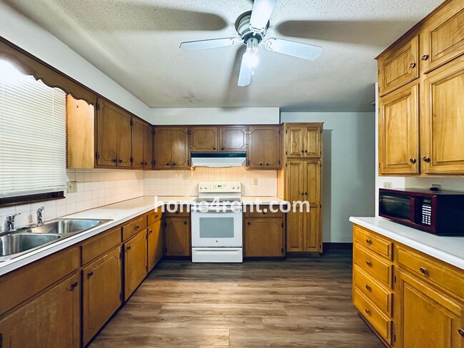 Building Photo - Charming Duplex Style Home with New Paint, Updated Floors, Finished Basement and a Quiet Back Patio!