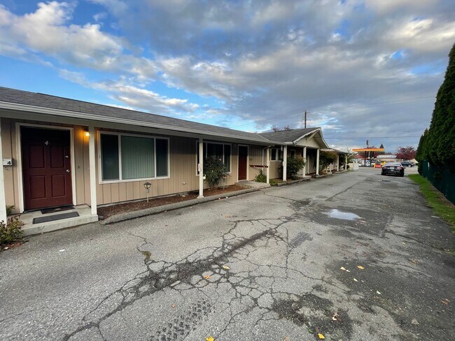 Building Photo - 709 Cedar Ave
