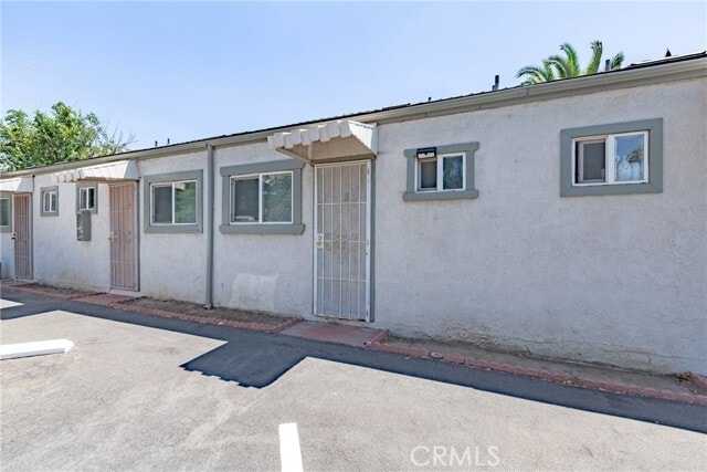Building Photo - 952 E 10th St