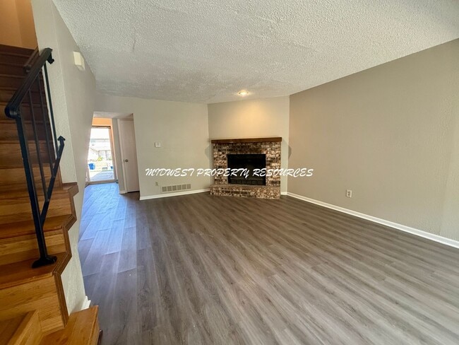 Building Photo - Beautiful 2 Bedroom Townhome with Updated ...