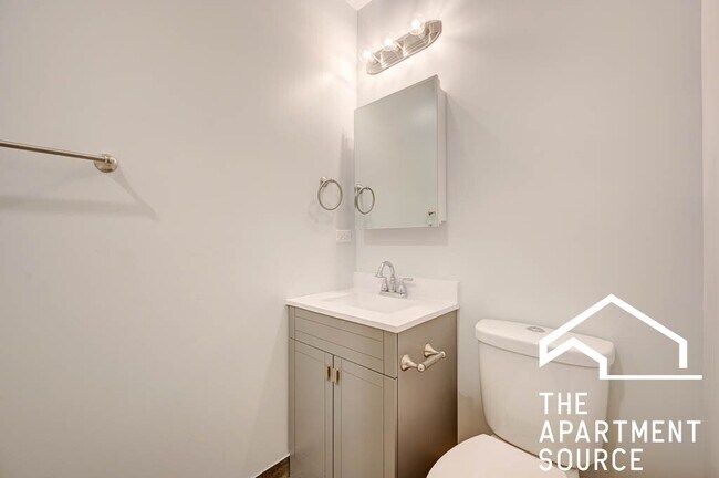 Building Photo - 1142 W 17th Pl