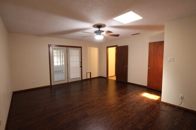 Building Photo - Beautiful 3 Bed 2 Bath Home in Tyler's Azalea District